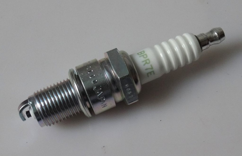 Свеча зажигания NGK BPR7E BPR7E